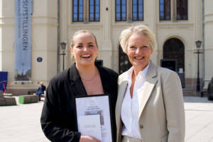 Martine Halvorsen og Kjersti Fløgstad foran Nobels Fredssentero.jpg