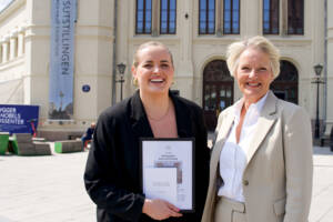 Martine Halvorsen og Kjersti Fløgstad foran Nobels Fredssenter.jpg